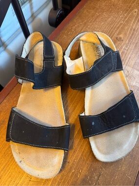 Mephisto Woman’s Agave Sandal, Black Adjustable Strap Sandals. Size 38 = 7-8 🧲